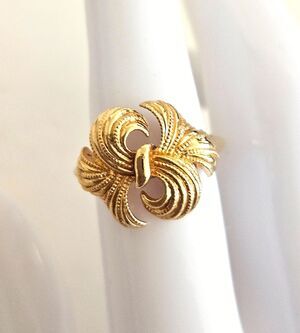 Vintage 1970s Avon Whirlwind Ring Gold-tone Sculpted Swirl Size 7.75 - Signed